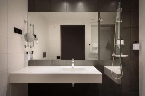 沃斯Scandic Voss的浴室设有白色水槽和镜子