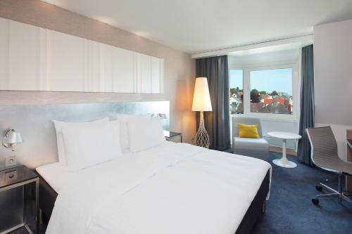 斯塔万格Scandic Royal Stavanger的一张大白色的床,位于酒店客房内