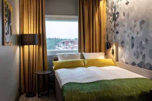 赫尔辛基Scandic Pasila的一间卧室设有一张大床和一个窗户。