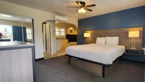 皮斯莫比奇海滩漫步套房酒店的一间带特大号床的卧室和一间厨房