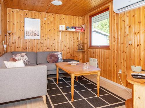 乌尔夫堡4 person holiday home in Ulfborg的客厅配有沙发和桌子