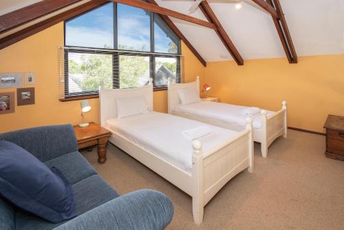 邓斯伯勒海滩小屋度假酒店客房内的一张或多张床位