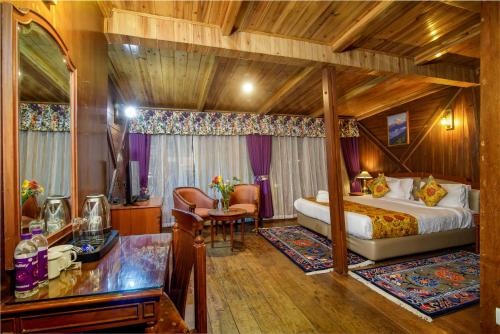 大吉岭Muscatel Himalayan Resort - 400 Mts from Mall Road的一间卧室配有一张床和一张书桌