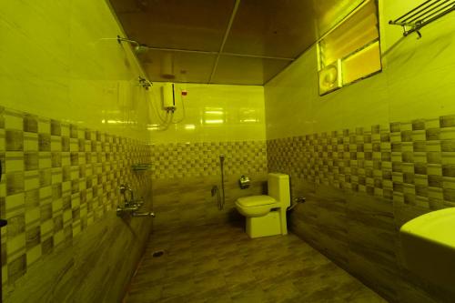 班加罗尔Malgudi Farms的一间带卫生间和水槽的浴室