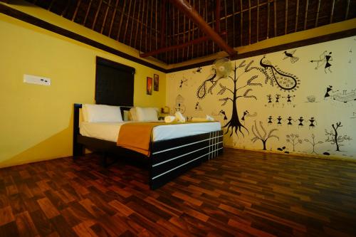 班加罗尔Malgudi Farms的卧室配有一张床铺,位于带墙壁的房间
