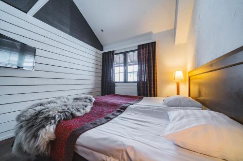 塔库沃里Vietti Suites的一间卧室配有一张床铺,床上有毯子