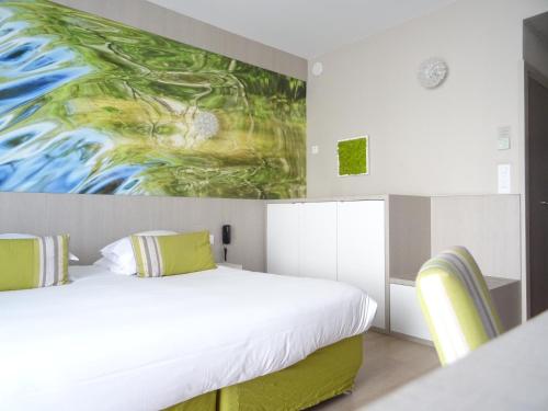 索尔格河畔利勒鲁伯隆小岛酒店的一间卧室设有两张床,墙上挂着一幅画