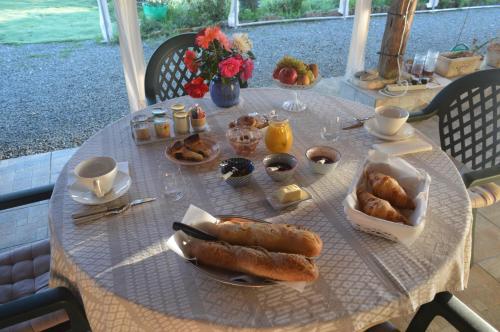 BeurlayLA PASTORALE的一张桌子,上面有面包和糕点的早餐