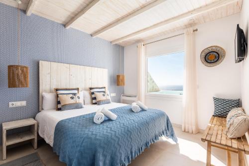 苏昂博Suites Las Vistas by Menorca Vacations的一间卧室配有一张蓝色墙壁的床和一扇窗户