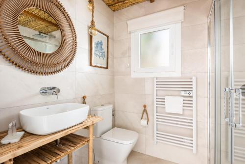 苏昂博Suites Las Vistas by Menorca Vacations的一间带水槽、卫生间和镜子的浴室