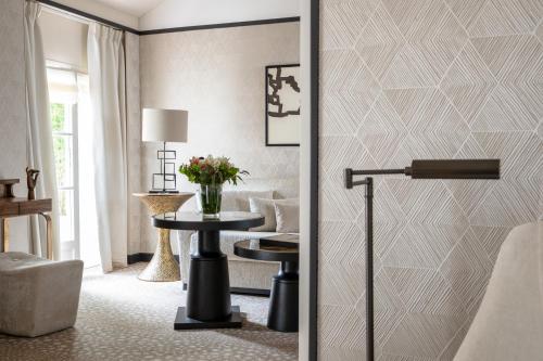 巴黎圣日尔曼埃斯普利特酒店的客厅里设有桌子