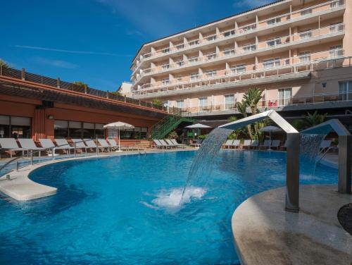 罗列特海岸Rosamar & Spa 4*s的酒店前方设有带喷泉的游泳池