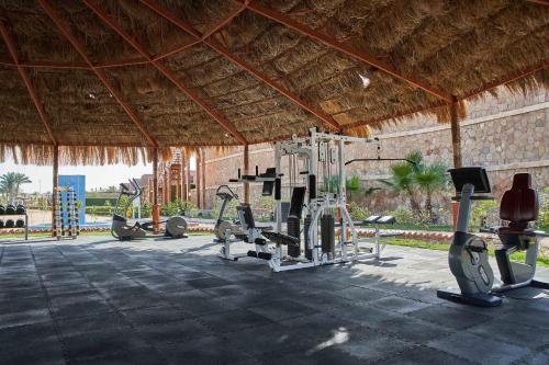 艾因苏赫纳Cancun Sokhna Resort & Villas的健身房设有数台跑步机和有氧器材