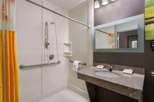 朗维尤I-20南朗维尤拉昆塔套房酒店 的一间带水槽和淋浴的浴室