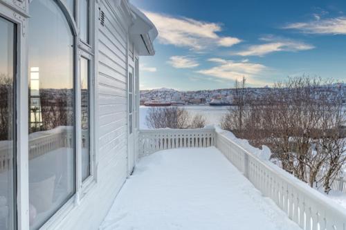 特罗姆瑟The Arctic Villa in Tromsø的阳台上的白色房子