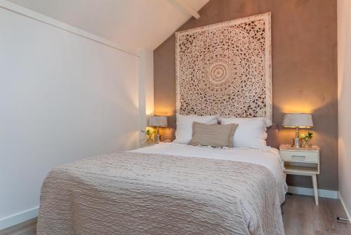 斯霍尔Vakantiewoning met privé sauna的一间卧室配有一张带大床头板的床