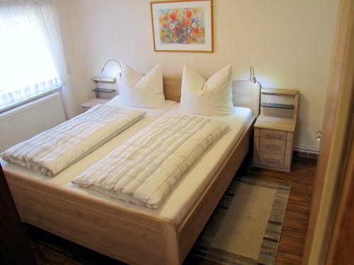 霍恩斯泰因Ferienwohnung Schade的一间卧室配有两张带白色枕头的床