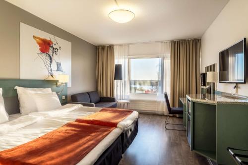 坦佩雷斯堪迪克罗森达尔酒店的一间设有大床和窗户的酒店客房