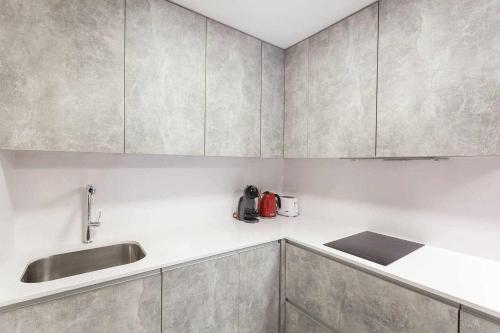 Apartamento lujo castellana chamartín的厨房或小厨房