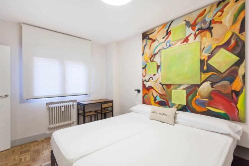 Apartamento lujo castellana chamartín客房内的一张或多张床位