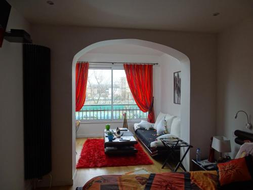蒙鲁日La bambouseraie的带沙发和窗户的客厅