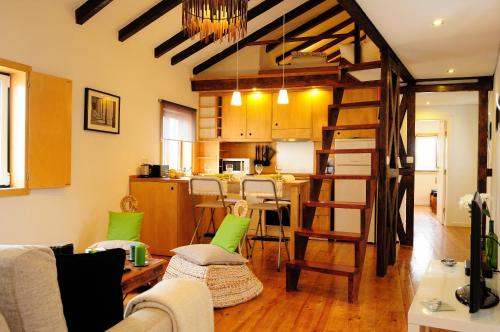 里斯本阿尔法玛露台酒店的一间设有客厅和一间带梯子的厨房的房间
