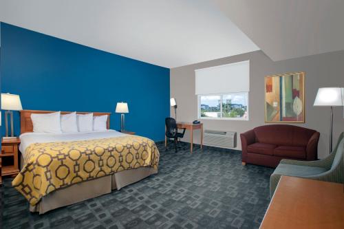 迈阿密迈阿密机场西贝蒙特旅馆及套房酒店的酒店客房,设有床铺和蓝色的墙壁