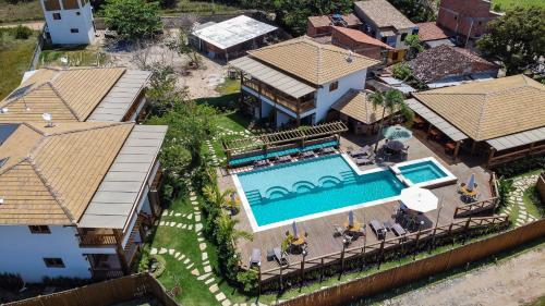 巴拉格兰德Carapitangui Pousada的享有带游泳池的房屋的空中景致