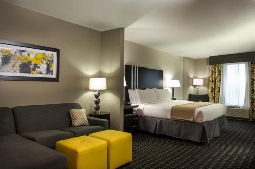麦迪逊麦迪逊中心智选假日酒店及套房的酒店客房,配有床和沙发