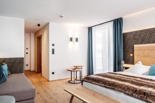 布拉伊埃斯Turmchalet的酒店客房配有一张床铺和一张桌子。