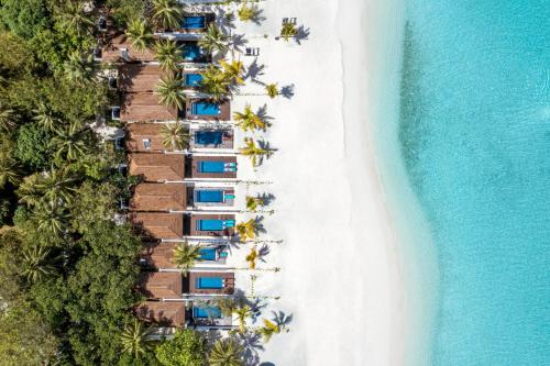 北马累环礁Villa Nautica Paradise Island Resort的享有海滩空中美景和度假胜地