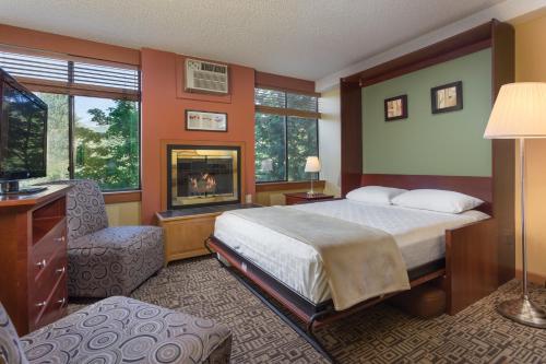 Mountainside Lodge客房内的一张或多张床位