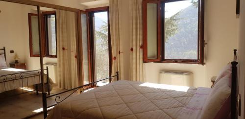 Lenolavilla del maestro的一间设有床铺的卧室,位于带窗户的房间内