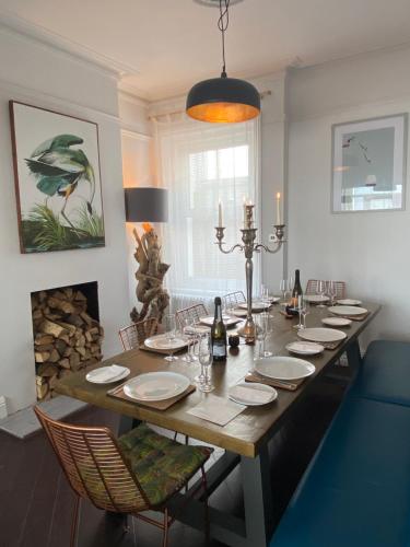 佩文西Beautiful 4 Bed Beach House的餐桌、椅子、长桌和玻璃杯