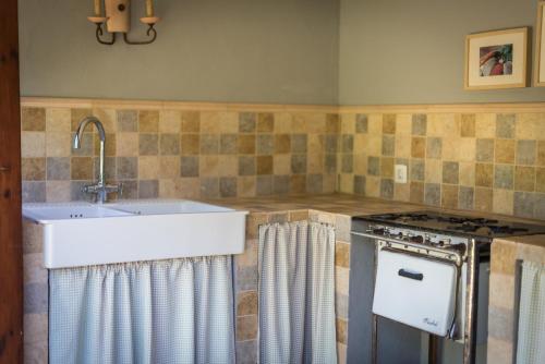 拉奥罗塔瓦La Finca的厨房配有水槽和炉灶