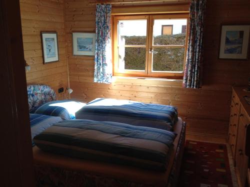 佩尔蒂绍泽姆海姆度假屋的小木屋内带三张床的房间