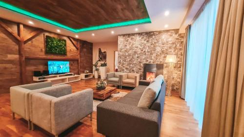 什特尔布斯凯普莱索科洛卡斯酒店的客厅配有两张沙发和一台电视机