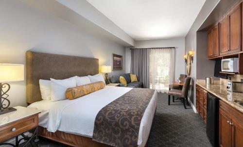 纳帕文诺贝尔洛度假酒店的酒店客房设有一张大床和一个厨房。