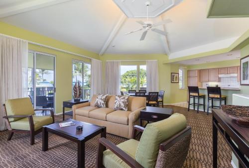 科纳霍鲁亚度假酒店的客厅配有沙发和椅子