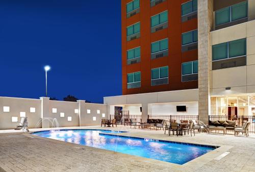 休斯顿Holiday Inn Express & Suites Memorial – CityCentre, an IHG Hotel的大楼前的游泳池