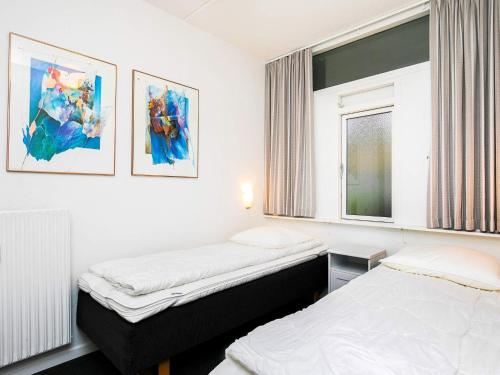 福堡Apartment Faaborg X的客房设有两张床和窗户。