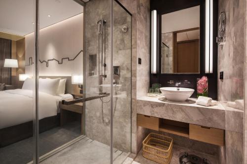 Jiangning南京上秦淮假日酒店 的带淋浴、床和盥洗盆的浴室