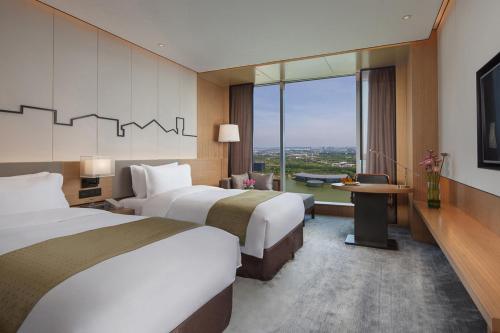 Jiangning南京上秦淮假日酒店 的酒店客房设有两张床和大窗户。