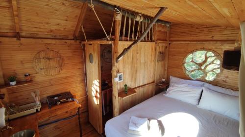 普雷韦扎Dream catcher treehouse的小木屋内一间卧室,配有一张床