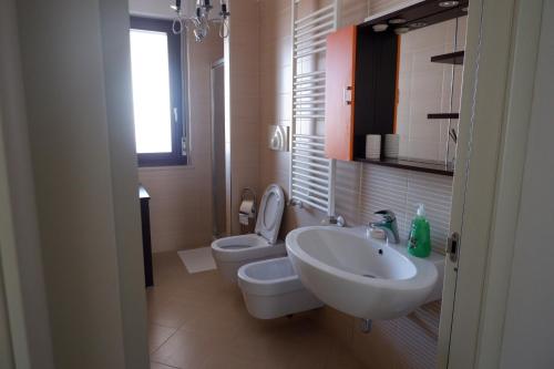 蒙特西尔瓦诺Appartamento Residence Acquarius的浴室配有白色卫生间和盥洗盆。