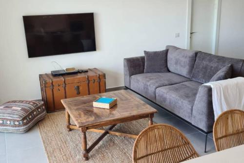 纳哈里亚4 Bedroom Beach Apartment with Stunning Views的带沙发和咖啡桌的客厅