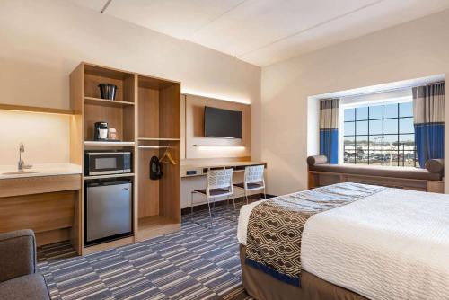 OdentonMicrotel Inn & Suites by Wyndham Gambrills的酒店客房设有床和水槽