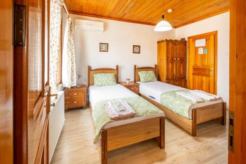 İznikİznik Seyir Otel的铺有木地板的客房内的两张床