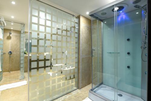 伊斯梅利亚托力普埃尔弗桑酒店的带淋浴和玻璃淋浴间的浴室