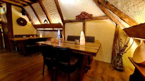 BredevoortHotel Bertram的一间带木桌和椅子的用餐室